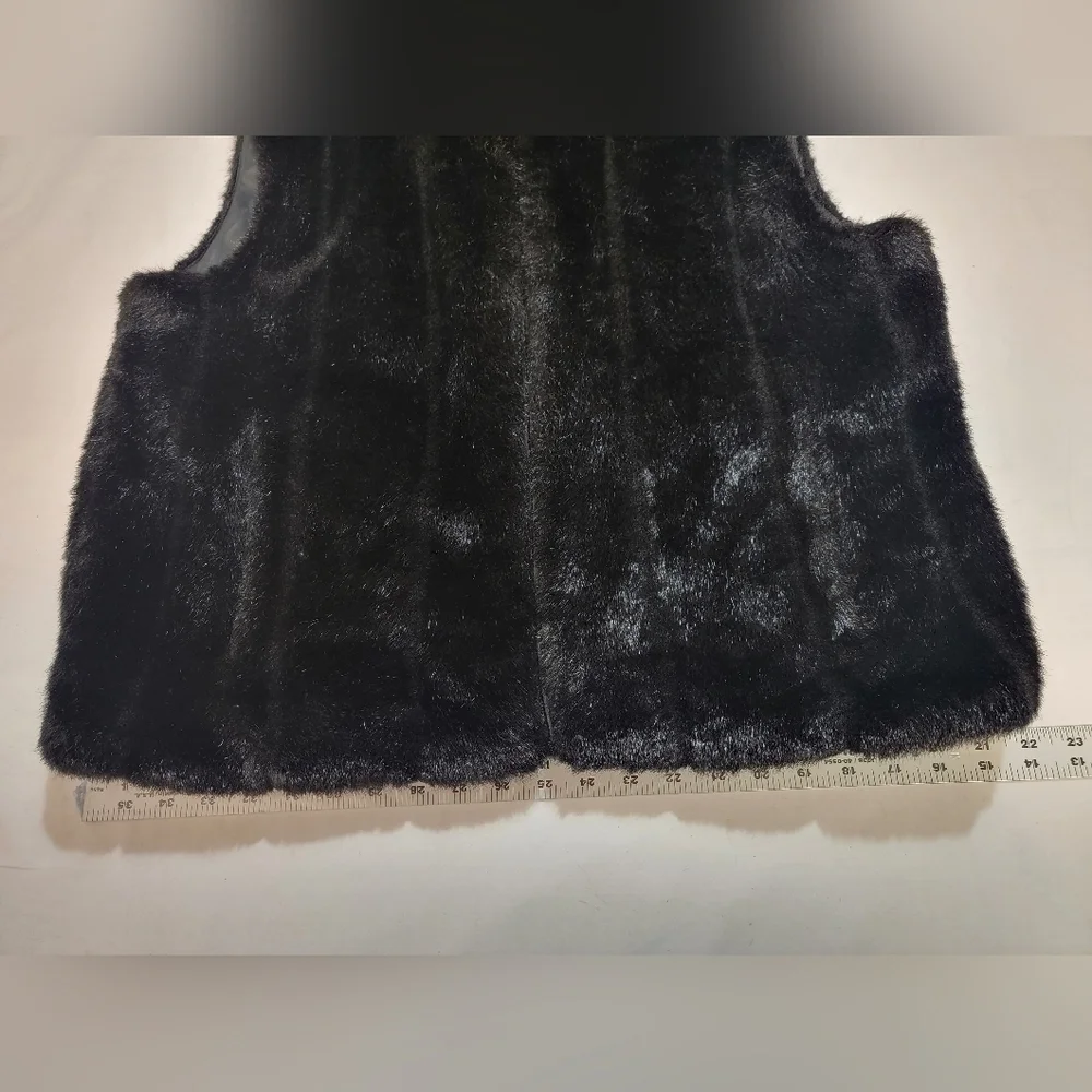 Reversible Black Faux Fur Vest Unbranded M/L Zipper closure slit pockets